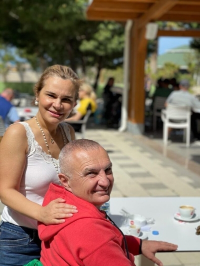 Të veshur sportiv, Meta dhe Monika urojnë për Pashkët: Shpresë, mbarësi dhe gëzim