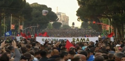 500 balona me mbishkrimin &quot;Rama Ik&quot; mbulojnë qiellin e Tiranës