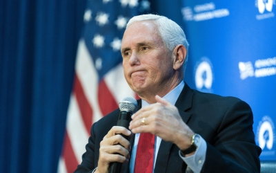 Mbërrin në Shqipëri ish-zv/presidenti i SHBA, Mike Pence! Viziton kampin e muxhahedinëve