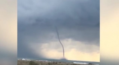 Video/ E frikshme, Tornado godet Shqipërinë!