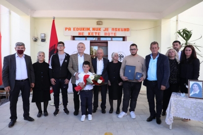 “Prindërit e mi kanë qenë arsimtar”, Meta dekoron mësuesen e njohur në Devoll me titullin “Naim Frashëri”