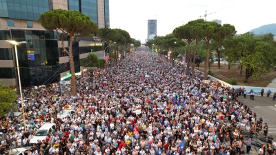 “Shqipëria po marshon drejt Tiranes/Berisha: Rroftë Revolucioni Demokratik