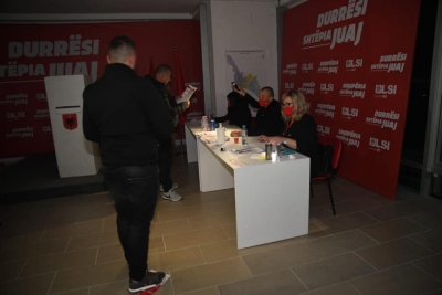 Skandal në Durrës. Rilindja heq dritat në qendrat e votimit të LSI