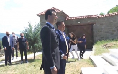 Si kryebashkiak mbështeti rikthimin e eshtrave të Isa Boletinit, sot Basha vendosi lule tek varri i heroit