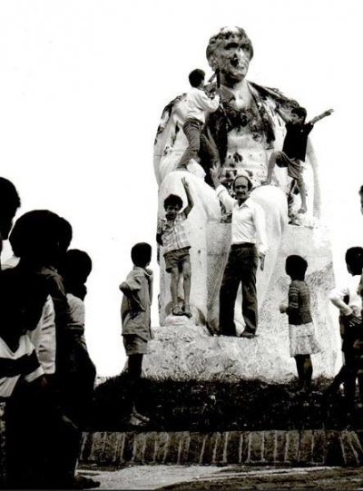 1991/Heqja e monumentit të diktatorit nga Gjirokastra