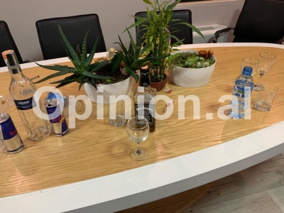 Dalin pamjet, ja si arrestohen protestuesit e opozitës. Polici e prokurori dehen me alkool dhe firmosin arrestet