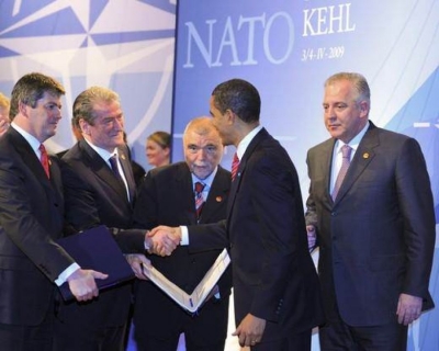 Retushime si Enveri/ Rama do të festojë 10 vjetorin në NATO dhe heq nga arkiva këtë moment historik të Berishës dhe Obamës