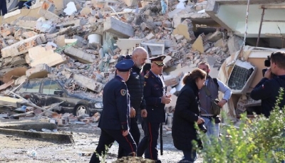 Një vit pas tërmetit, aty ku vdiqën 24 banorë: Jetojmë ende në çadra