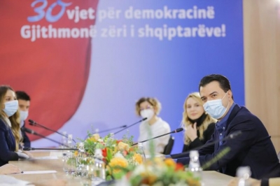 “Qeveria nuk po sjell investime”, Basha me finalistët e debatit të rinisë: Qëllime djallëzore synojnë dekurajimin tuaj. Ja prioritetet tona