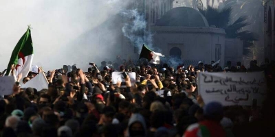 Prej disa ditësh në protesta, populli algjerian largon qeverinë e dhunshme