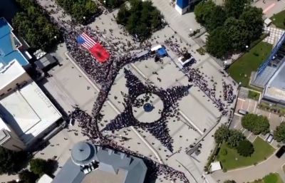 Mahnitëse: Logoja e NATO-s në ceremoninë e 20-vjetorit të çlirimit