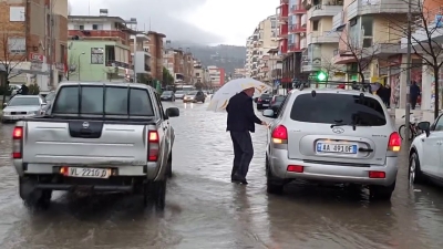 Vlora zgjohet e përmbytur