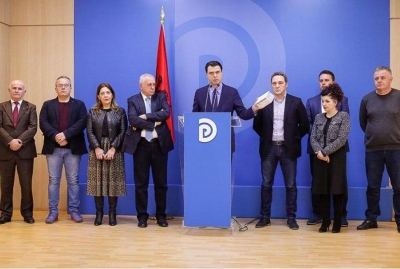 Gjeneral Ahmetaj kryeministrit Rama: “Përrallat me luftëra tregojua Zahove, ndërsa për sigurinë e jetës së qytetarëve keni përgjegjësi shtetërore”!