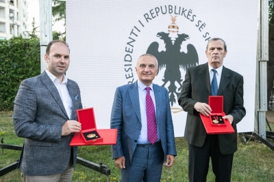 Meta dekoron basketbollistët e shquar shqiptarë, Luan Shatku dhe Agim Lahi