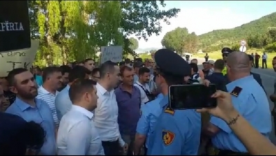 Rama pritet me protesta në Korçë. Banorët tentojnë bllokimin e rrugës, përplasje me policinë
