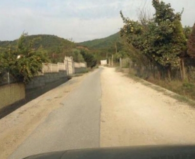 Skandali/ Rama kalon nga 3D në rrugë që shtrohen me asfalt vetëm në njërin krah