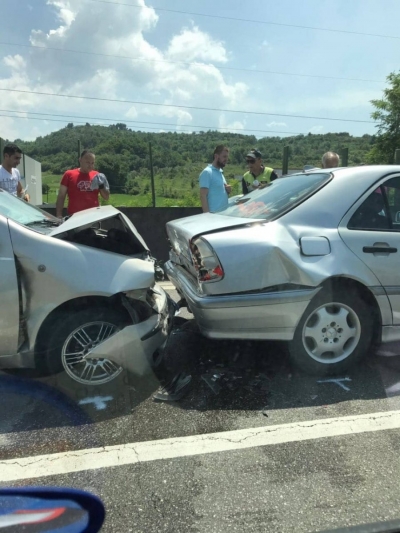 Aksident në autostradën Tiranë-Durrës, trafik kilometrik (foto)