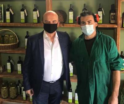 Panariti takon prodhuesin e vajit të ullirit në Vorë: LSI dhe opozita shohin modelin e fermerit dhe biznesit që do të mbështetet