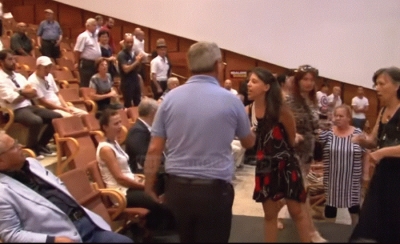 Familjarët e të përndjekurve politikë përzënë Finon nga ceremonia