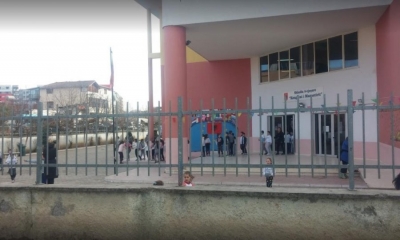 Drejtoresha që po i zhvat me të dyja duart prindërit dhe Besa Shahini bën sikur s'e sheh!