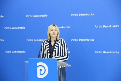 PD denoncon: Mjekja me koronavirus në Kombinat u la vetëm me maskë të skaduar, kolegëve të saj asnjë testim