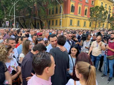 Simboli i protestës/ Liçaj përqafon Bashën pas fjalimit