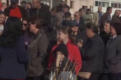 LIVE/ Burra, gra e fëmijë në protestë tek Unaza e Re: Duam dialog, nuk jemi të dhunës! Mbrojmë shtëpitë tona!