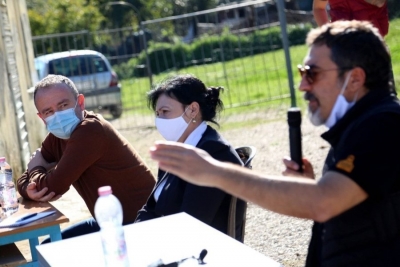 ‘Je i LSI-së, mos fol’/ Ministri Çuçi i heq të drejtën e fjalës qytetarit