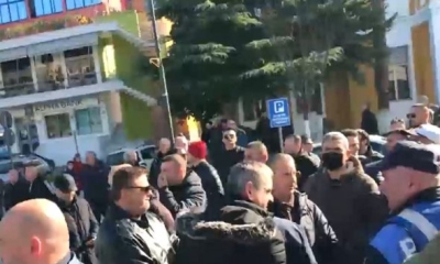 Demokratët e Fierit protestë kundër Bashës/ Ndërhyn policia