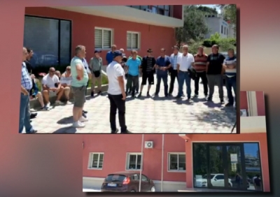 VIDEO/ Punonjësit e transportit publik, protestë në Vlorë për pagën e luftës