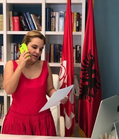 E shtunë/ Kryemadhi në zyrë poston foton duke telefonuar strukturat e LSI: Fryma e qëndresës, e jashtëzakonshme