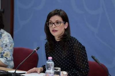 ‘SPAK të hetojë’, denoncimi i PAA: Shoqëruesit e ministres Gjonaj, shpërndanë legalizime për vota