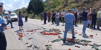 ‘Domaten na e marrin me 20 lekë, në Tiranë e shesin me 160 lekë’- Fermerët mbushin rrugët me perime në shenjë proteste