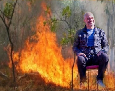 Shëngjini digjet, Edi Rama ‘krihet’ në resortet luksoze malore në Greqi