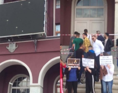 Vezë e shirita/ FRPD rrethon Bashkinë e Durrësit si skenë krimi