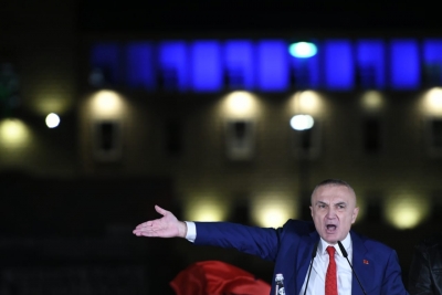 “Edhe Hitleri nëpërmjet ligjeve antikushtetuese, e instaloi diktaturën e tij”- Meta firmos dekretin e parë: Kundër ligjit për betimin te Lana