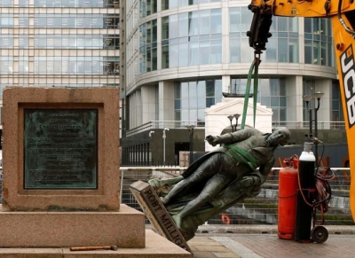 RËNIA E STATUJAVE NË PERËNDIM DHE KULTI I INDIVIDIT NË TIRANË