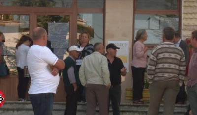 Përgjimi 7/Keshi drejtorit të Arsimit: Merri të gjithë drejtorat në telefon, të na japin emrat