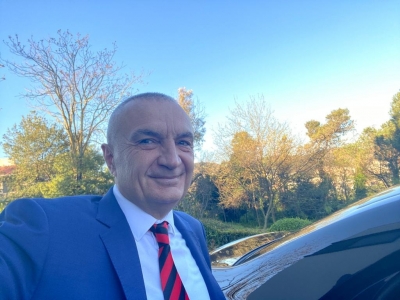 “Dita e sovranit”/ Presidenti Meta poston foton pak para nisjes së procesit të votimit: Drejt zyrës në krye të detyrës