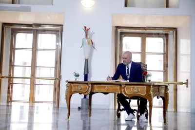 Rama në samitin e Pragës, shkon me atlete të bardha dhe del me këpuce të kuqe