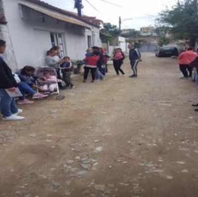 ‘Shihni si fëmijët tanë të sëmurë presin në radhë tek ambulanca e Shkozës!’