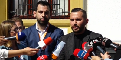 Rregullorja e re/Gazetarët protestë para nisjes së seancës plenare, thirrje Kuvendit: Tërhiquni nga vendimi për përjashtimin nga komisionet