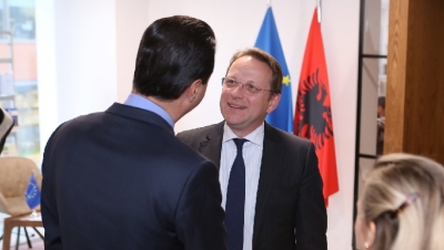 Negociatat dhe COVID-19/ Komisioneri për zgjerim bisedon me Bashën: BE pranë Shqipërisë