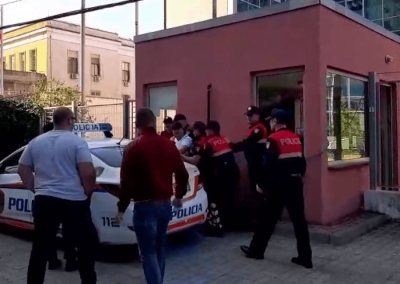 Terrori i policisë kundër banorëve të Astirit, arrestohet protestuesi para gjykatës