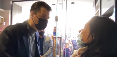 “Brenda dy viteve mora 20 mln lekë kredi”- Tregtarja i qan hallet, Basha: Pas 25 prillit shqiptarët do të kenë një qeveri që punon për ta