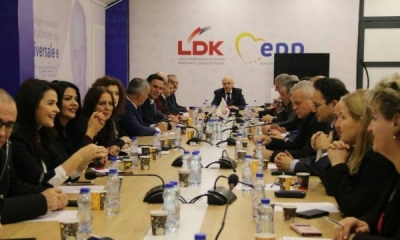 LDK e dorëzon në Kuvend mocionin për rrëzimin e qeverisë së Albin Kurtit, Vjosa Osmani dhe dy deputetë kundër