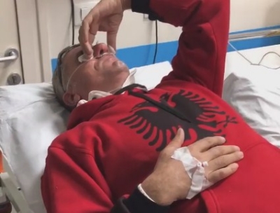Pasi e helmuan, policia i dhunon familjen protestuesit