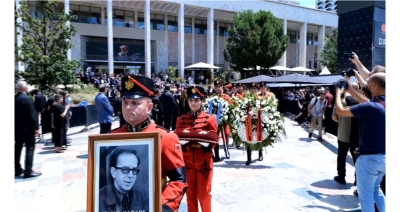 Me trëndafila të bardhë dhe duartrokitje, përcillet për në banesën e fundit gjeniu i letërsisë shqipe, Ismail Kadare