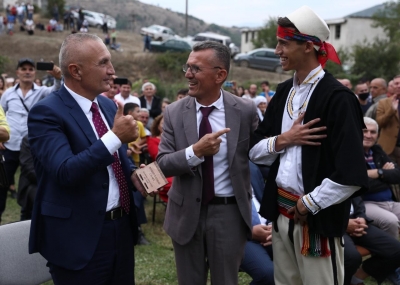 Presidenti Meta:Dibranët, shembull frymëzues i pasionit për mbrojtjen dhe promovimin e vlerave kulturore kombëtare