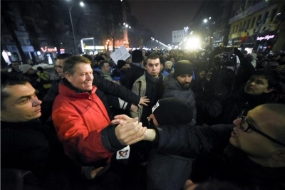 Vasili:Rama dhe Balla le të shohin si presidenti i Rumanisë mbron kushtetutën me protesta popullore